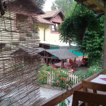 Kameni Dvorac outside