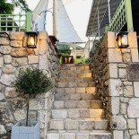 Σαν ψέμα outside