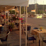 ΚΑΦΕ ΓΥΑΛΙ ΤΕΒΕΡΝΑ ΜΕΖΕΔΟΠΩΛΕΙΟ-cafe Yali Taverna outside