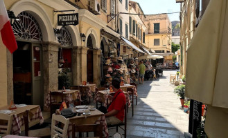 Pizzeria A Mano outside