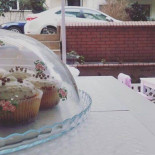 Minnak Cupcake outside