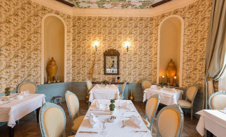 Amade Chateau inside