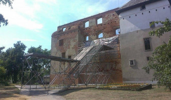 Aja Con Dios outside