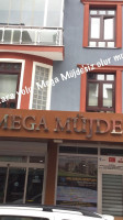 Mega Muejde outside