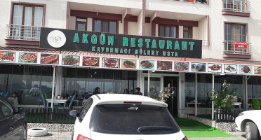 Akgün Kavurmacı Bülent Usta outside