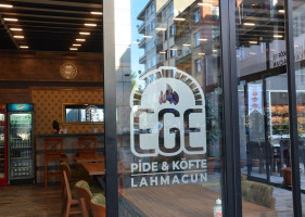 Beşikdüzü Ege Pide Köfte Lahmacun inside