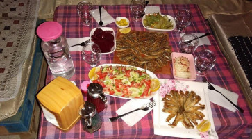 Huzur Tepe Konaklama Ve Aile Çay Bahçesi Mangal Ve Kahvaltı Salonu Ve Konaklama BorÇka food