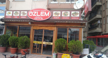 Özlem Pide outside