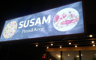 Susam Pizza Krep outside