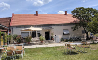 Káli Kövek Borászat outside