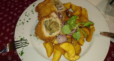 Gizi Néni Csárdája food