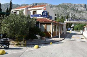 Spiros Bond 007 Cafe outside
