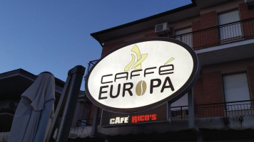 Spiros Bond 007 Cafe outside