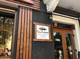 Troe V Kanoe outside