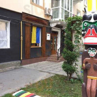 Troe V Kanoe outside