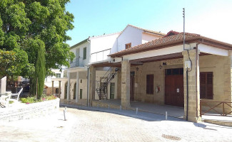 George's Tavern outside