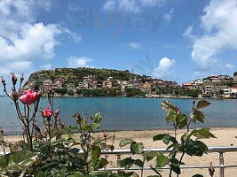 Mavi Yeşil outside