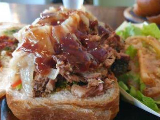 שירת הבשר מעשנת בשרים